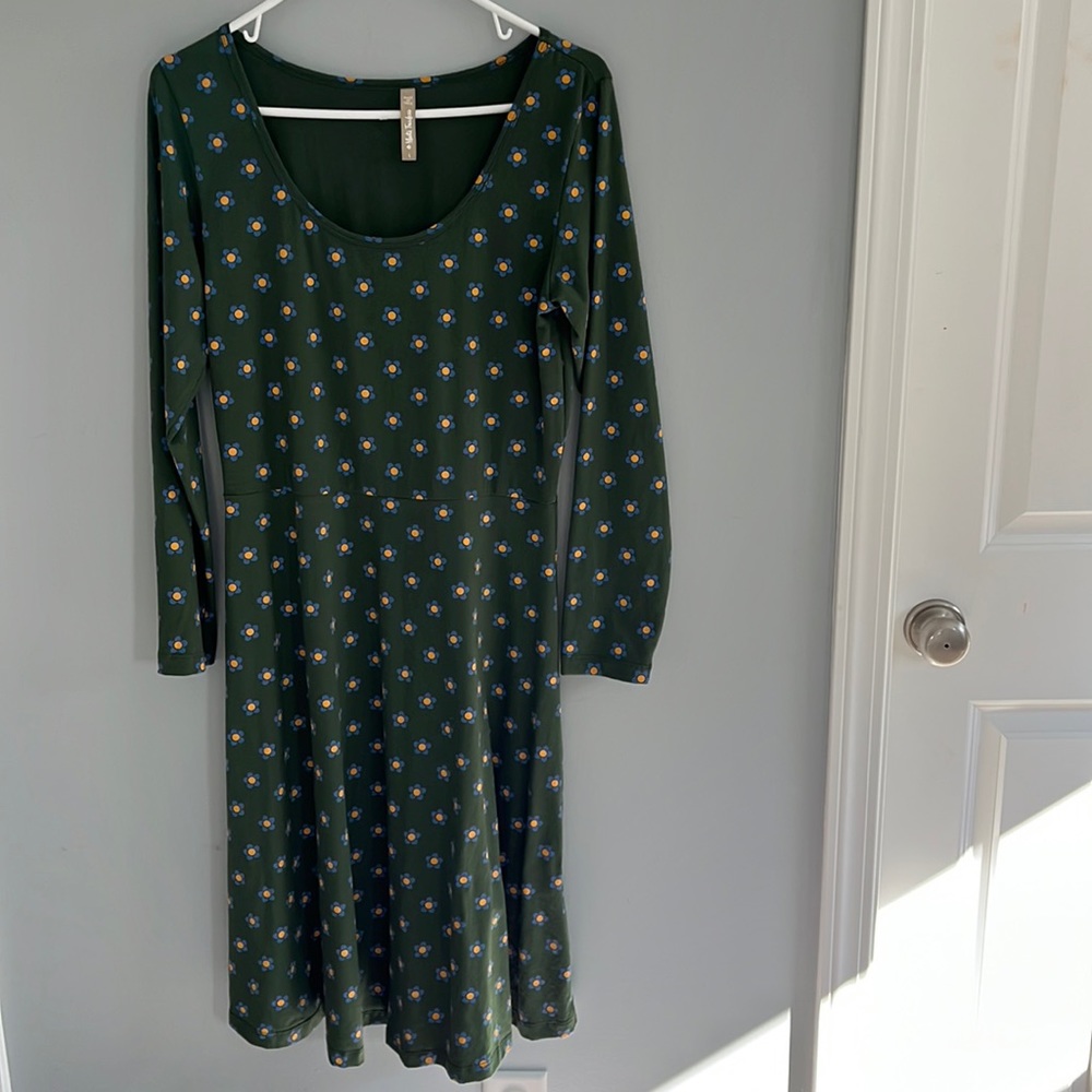 Mata trader dark green dress with flowers. Long sleeves. Size large